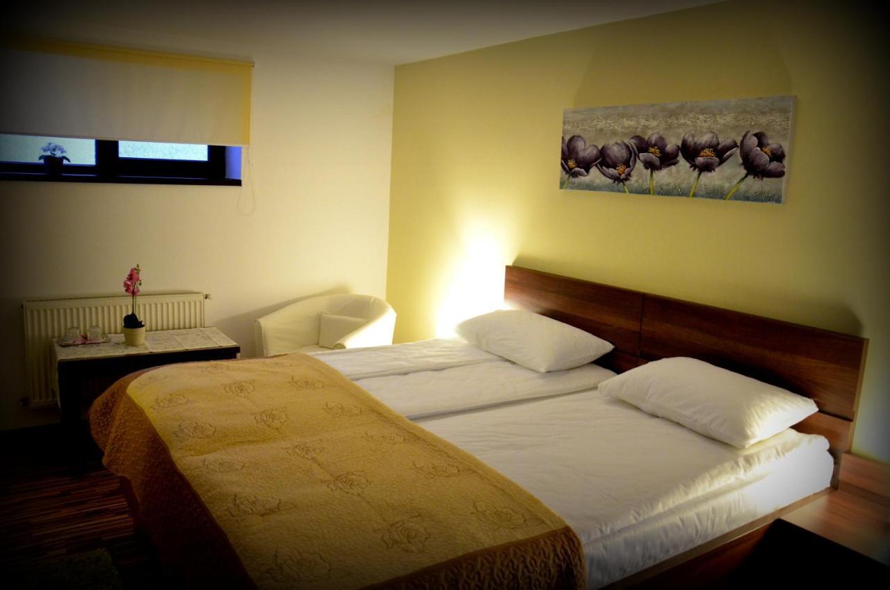 Cazare La Troita Hotell Codlea Exteriör bild