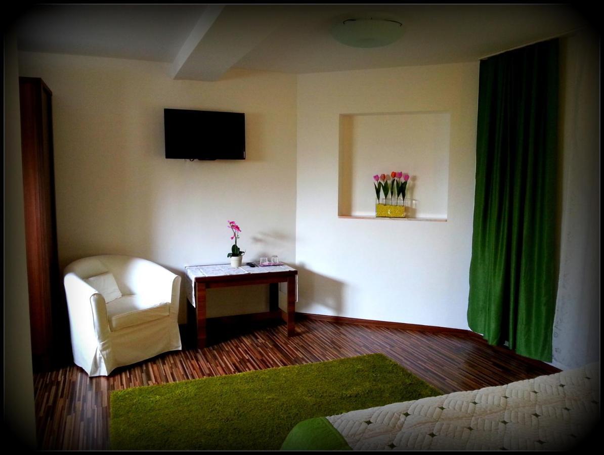 Cazare La Troita Hotell Codlea Exteriör bild