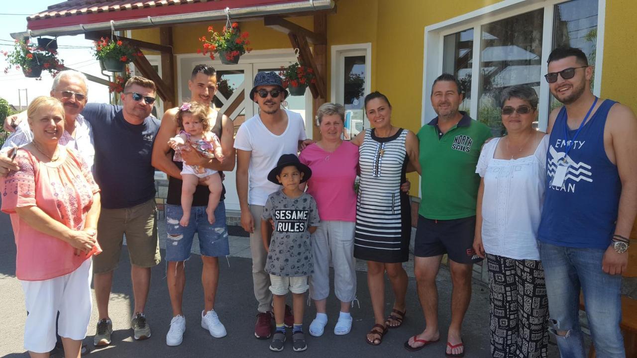 Cazare La Troita Hotell Codlea Exteriör bild