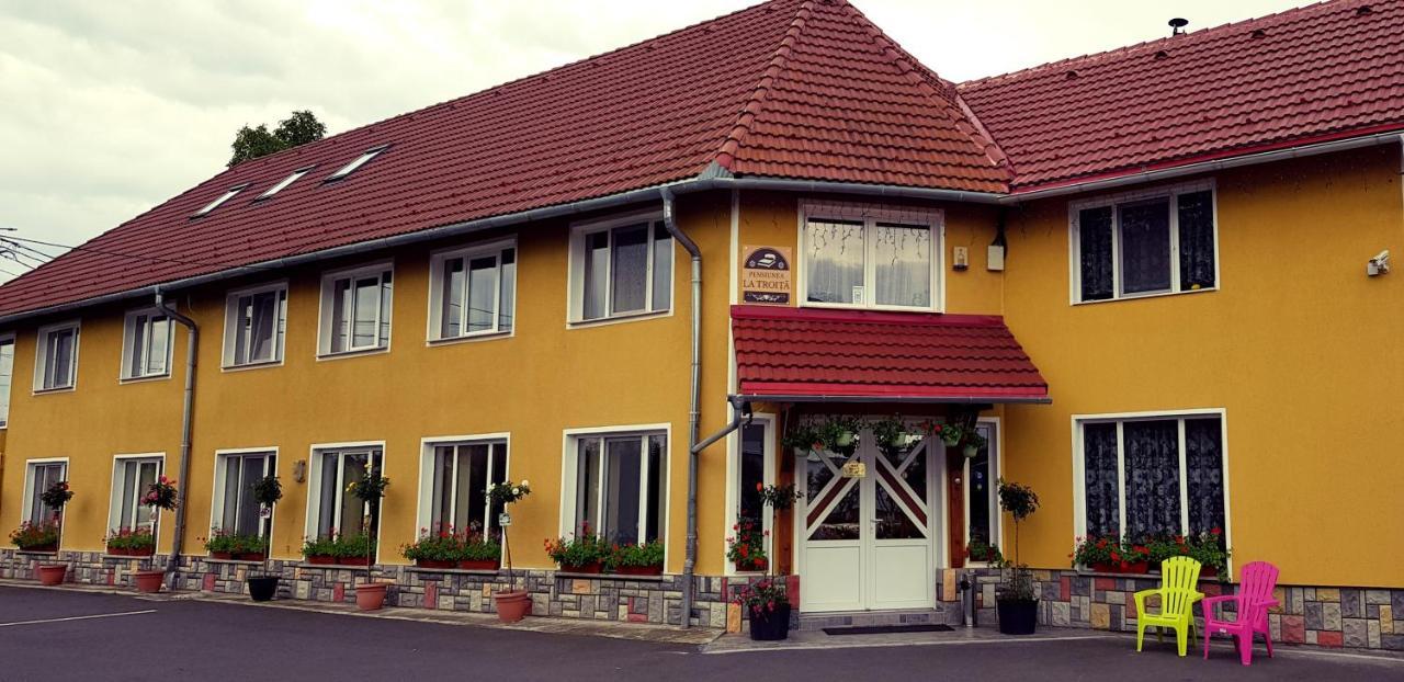 Cazare La Troita Hotell Codlea Exteriör bild
