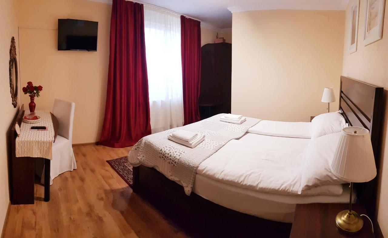 Cazare La Troita Hotell Codlea Exteriör bild