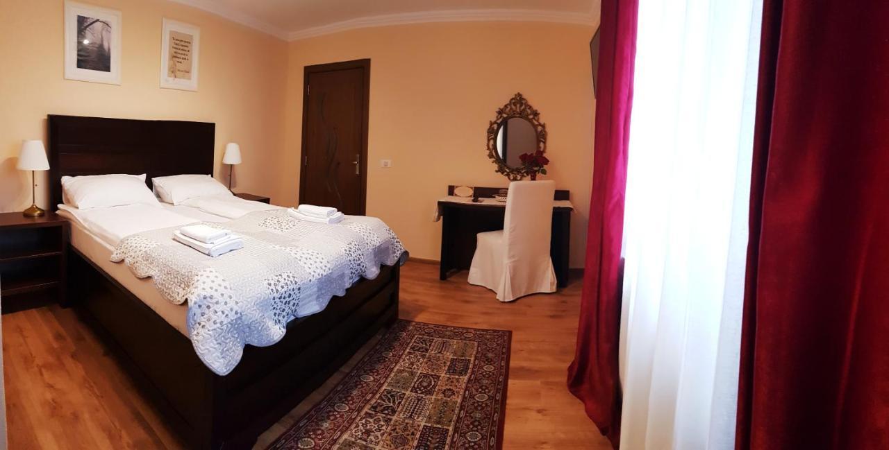 Cazare La Troita Hotell Codlea Exteriör bild
